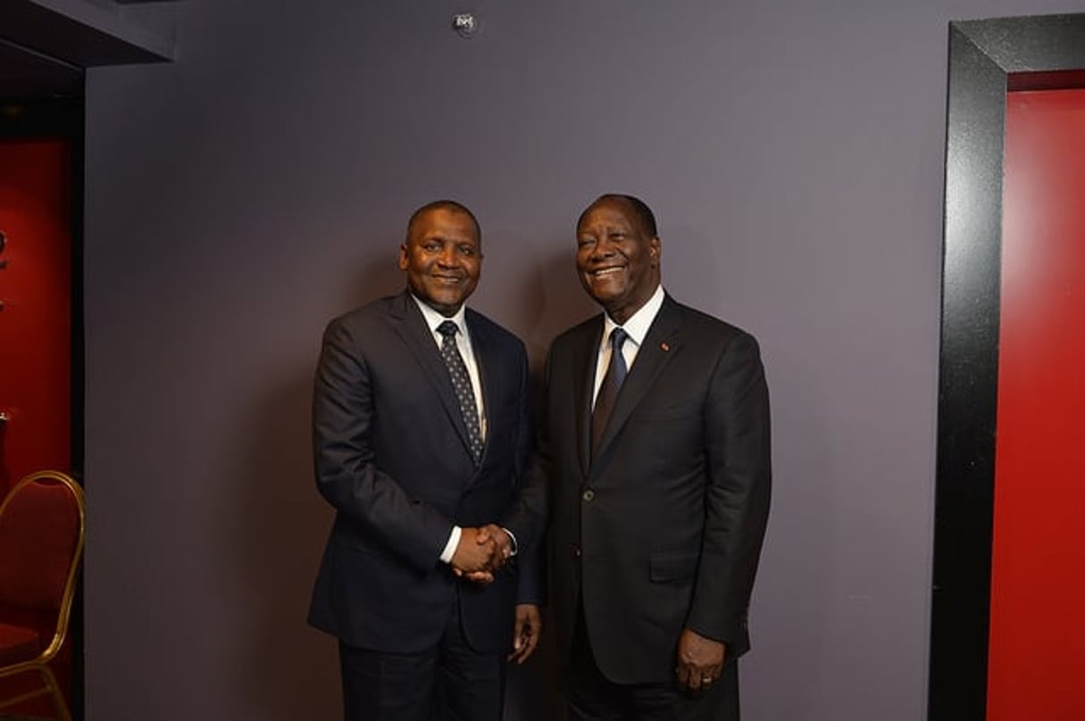 Aliko Dangote, ici aux côtés du président ivoirien Alassane Ouattara, s’est rendu à Abidjan pour la quatrième édition du Africa CEO Forum. © Africa CEO Forum