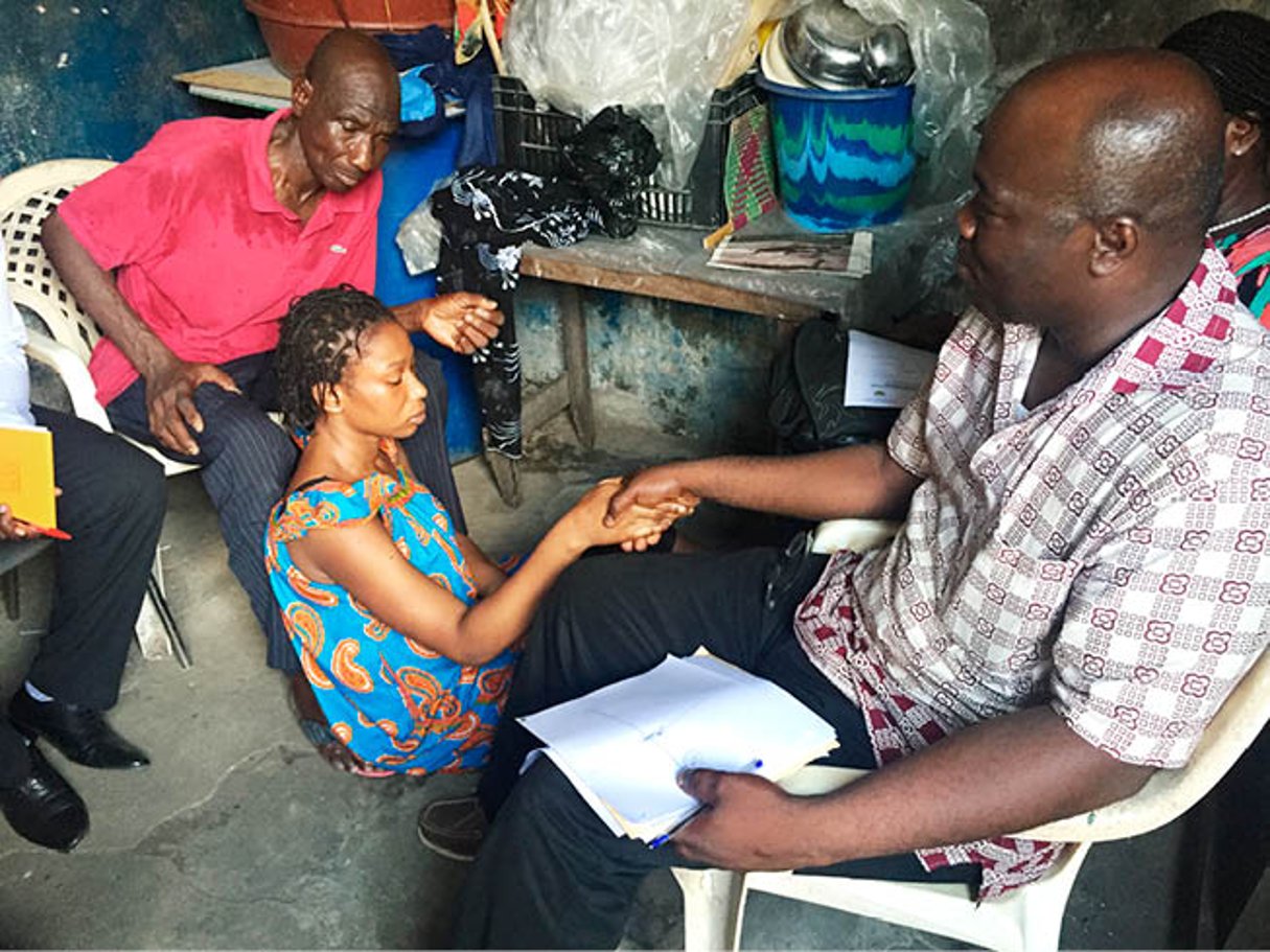 Rabiatou Diallo, entourée d’un psychologue et de son père. Son petit ami, Fode, a été tué par les assaillants. © FRANÇOIS-XAVIER FRELAND POUR J.A.