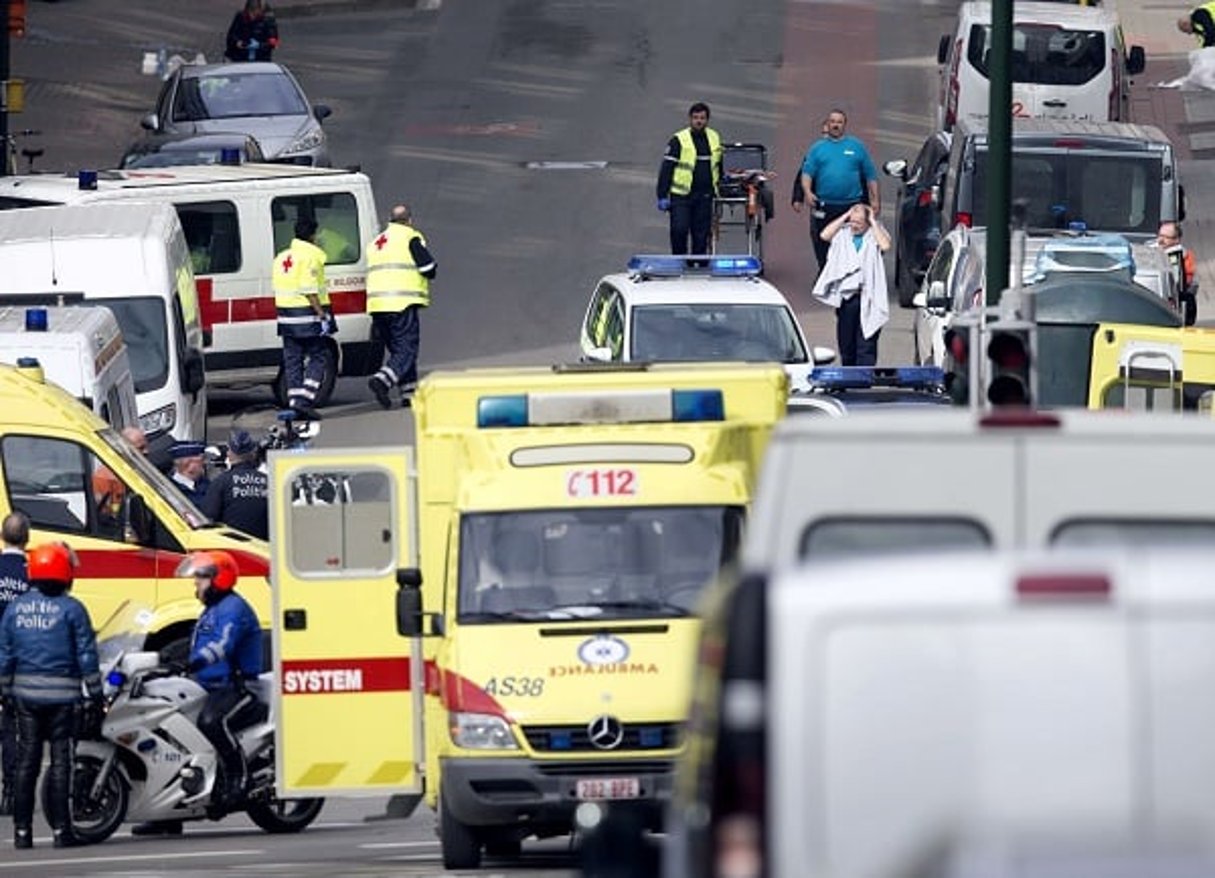 Les services d’urgence évacuent les victimes après l’explosion à la station de métro Maalbeek à Bruxelles. © Virginia Mayo/AP/SIPA