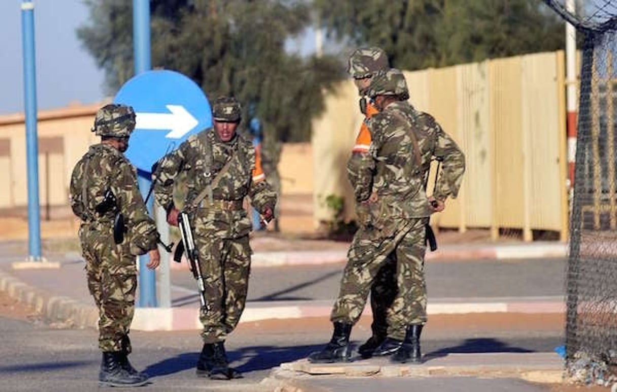 Soldats algériens en train de sécuriser l’aéroport d’In Amenas, en Algérie, le 19 janvier 2013. © Mohamed Kadri/AP/SIPA