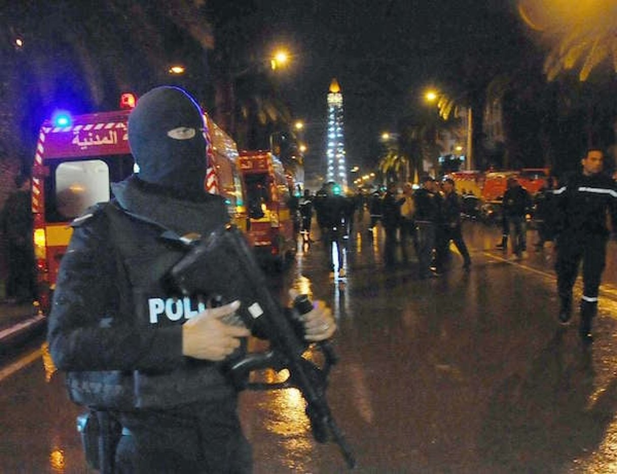 Un policier tunisien près de la scène de l’attentat contre un bus de la garde présidentielle, à Tunis, le 24 novembre 2015. © Hassene Dridi/AP/SIPA