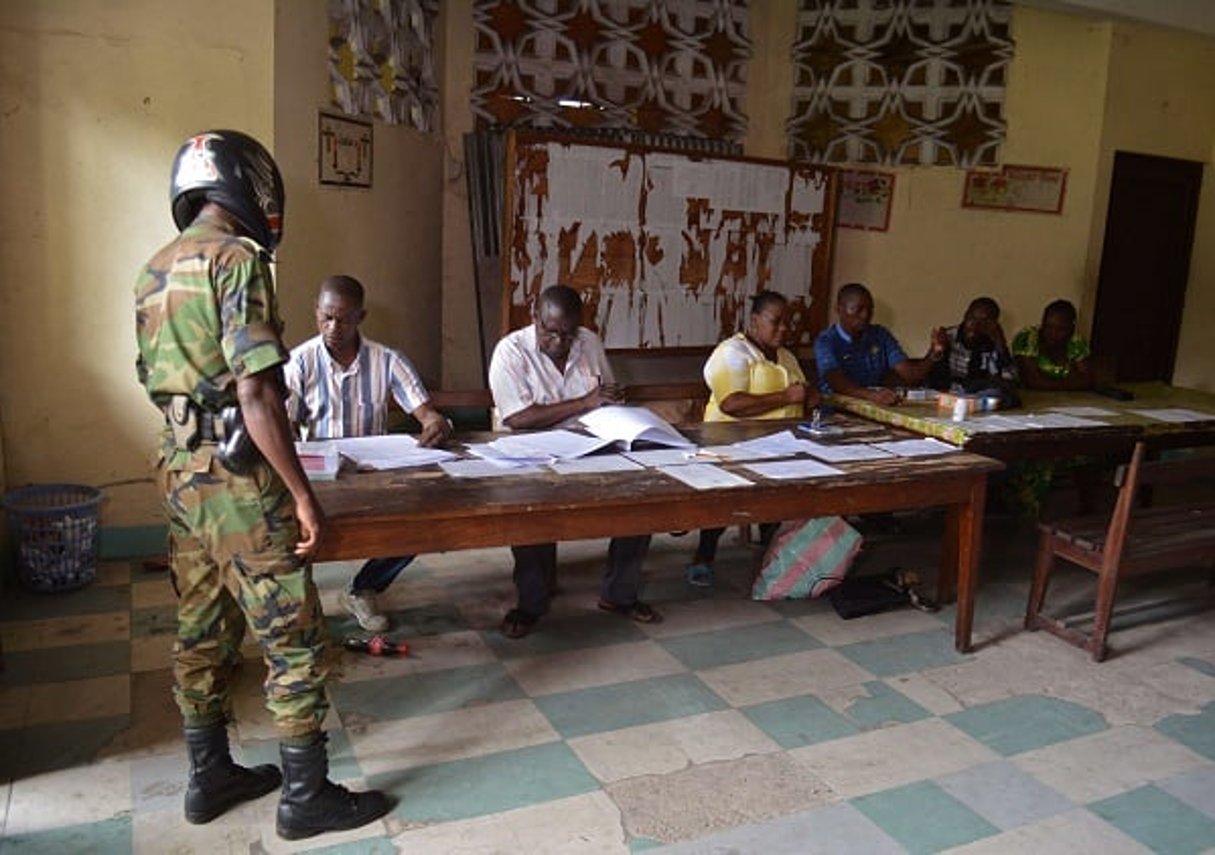 Un bureau de vote au Congo-Brazzaville, le 20 mars 2016. © John Bompengo/AP/SIPA