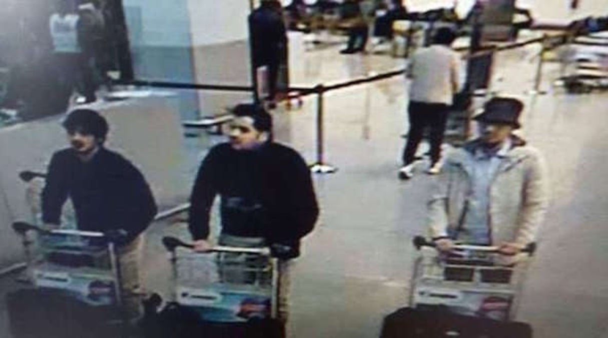 Images de vidéo surveillance de l’aéroport de Bruxelles fournies par la police fédérale belge, au centre Ibrahim El Brakraoui, l’un des auteurs de l’attentat qui a frappé la capitale belge le 22 mars 2016. © AP/SIPA