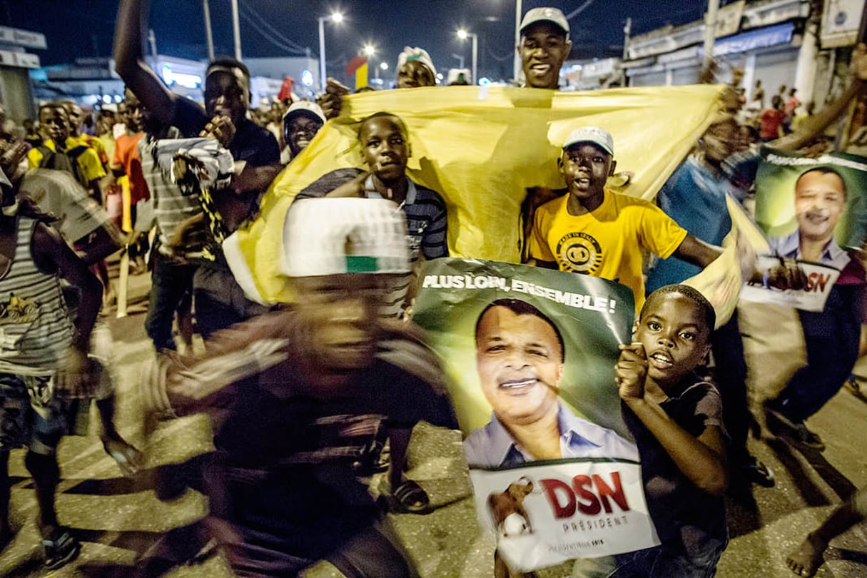 Des supporters du président sortant, dans les rues de Brazzaville, le 24 mars, après l’annonce des premiers résultats, qui donnent leur favori gagnant. © MARCO LONGARI/AFP