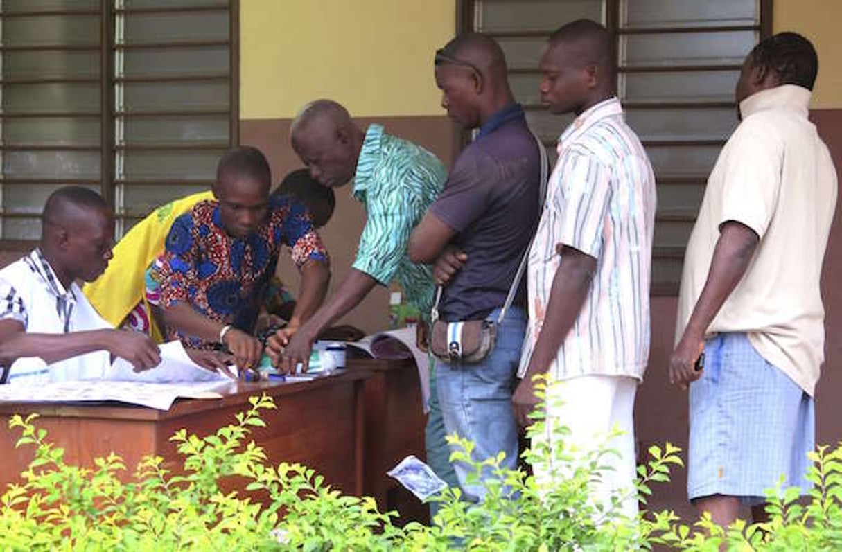 Bureau de vote à Seme Podji, au Bénin, pour le premier tour de l’élection présidentielle le 6 mars 2016. © Virgile Ahissou/AP/SIPA