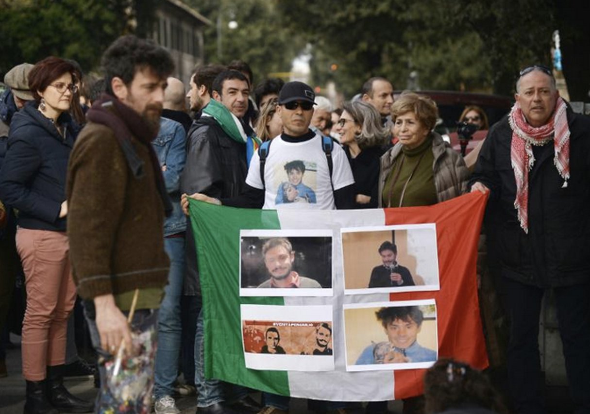 Des manifestants arborent des photos de Giulio Regeni, le 25 février 2016 devant l’ambassade d’Egypte, à Rome. © Filippo Monteforte/AFP