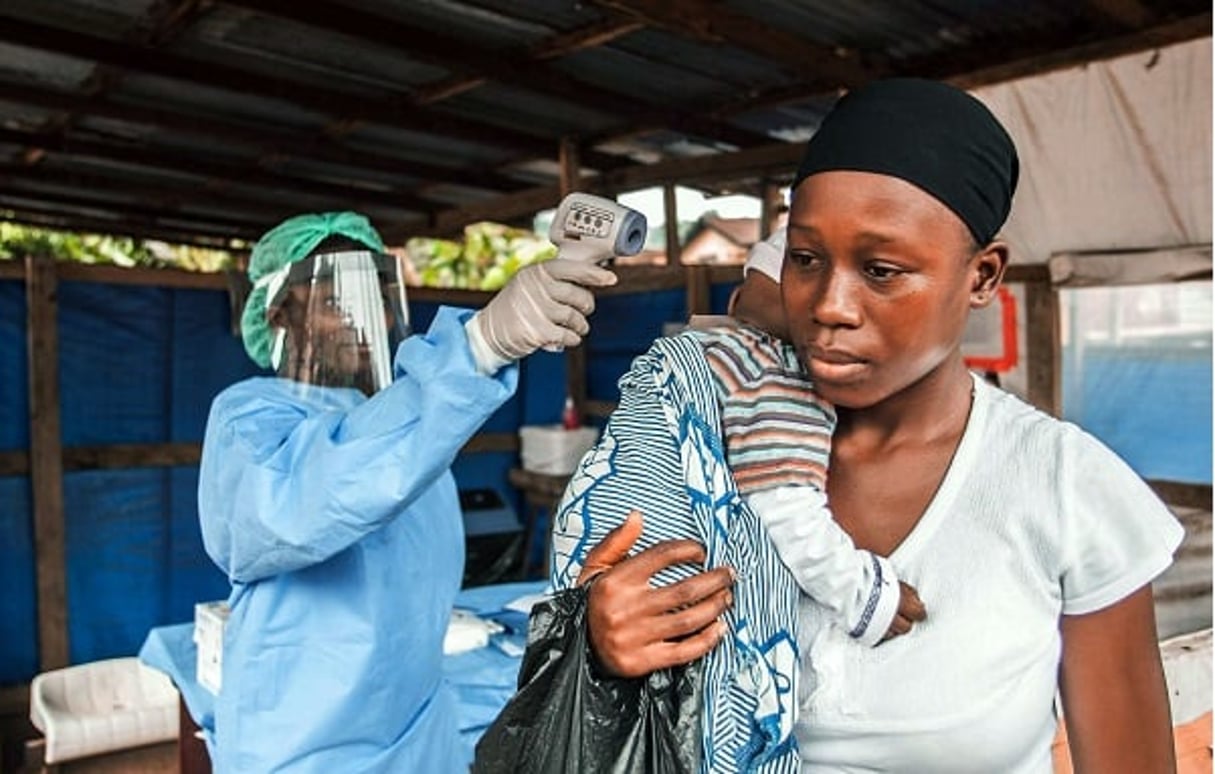 Une femme se fait prendre la température dans le cadre de la prévention d’Ebola, en janvier 2016, à Freetown, en Sierra Leone © Aurelie Marrier d’Unienv/AP/SIPA