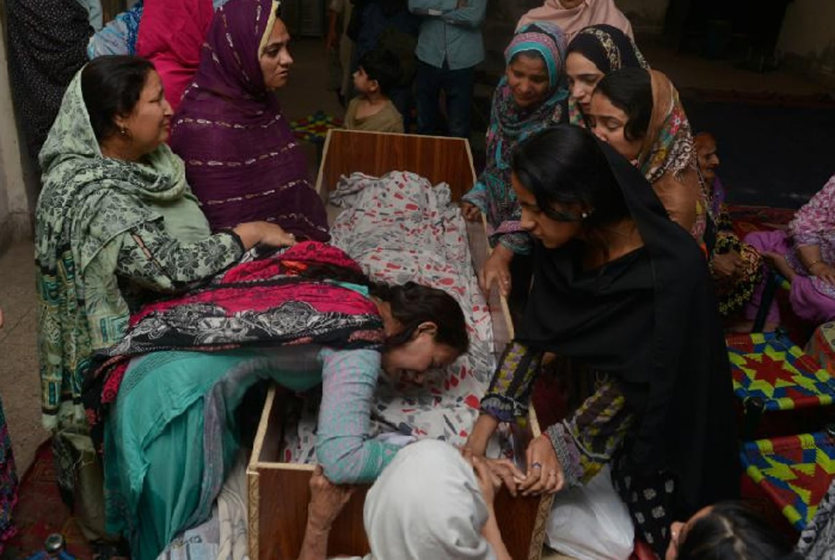 Obsèques le 28 mars 2016 à Lahore de victimes de l’attentat commis la veille. © ARIF ALI/AFP