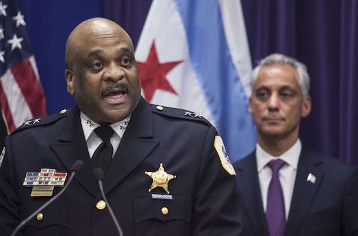 Eddie Johnson (au premier plan), nommé chef de la police de Chicago par intérim par le maire de la ville, Rahm Emanuel (au second plan), le 28 mars 2016. © Ashlee Rezin/AP/SIPA