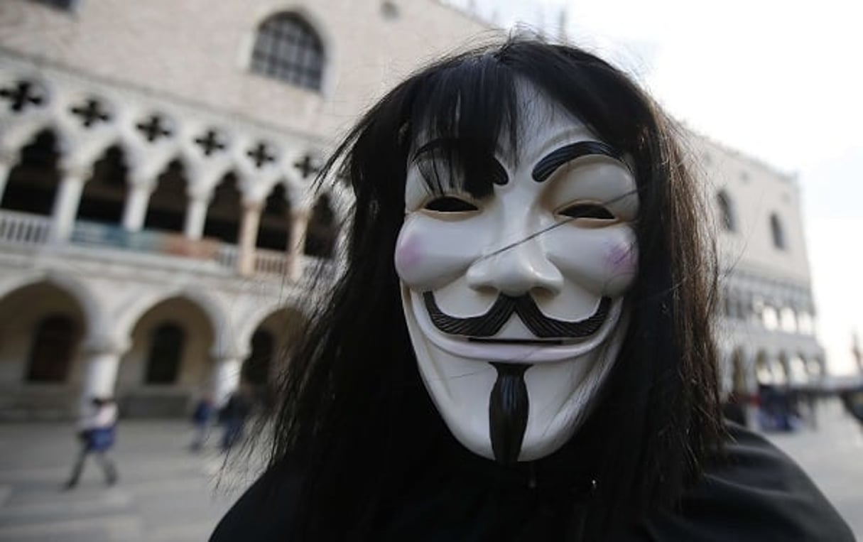 Un homme porte le masque de Guy Fawkes, l’un des symboles d’Anonymous. Photo d’illustration. © Luca Bruno/AP/SIPA