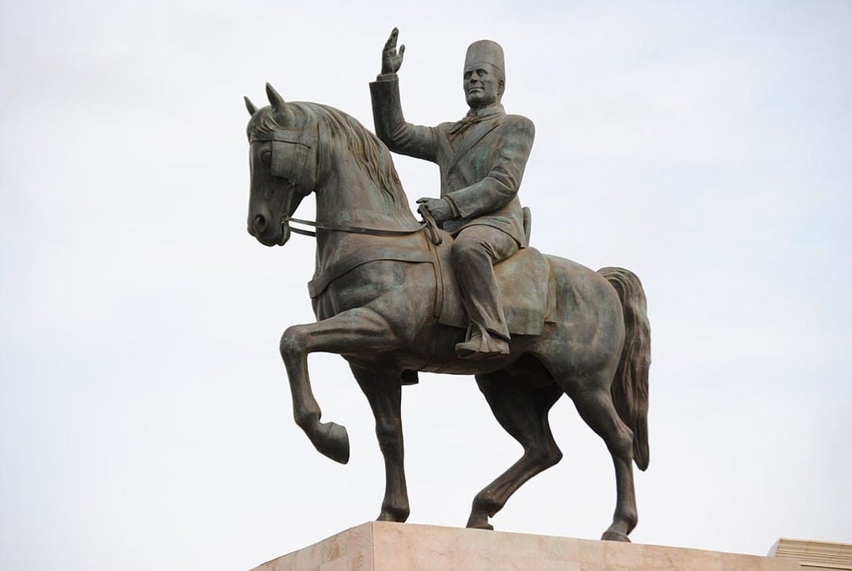 Une statue de Habib Bourguiba dans la ville de la Goulette, dont le retour à été annoncé au centre-ville de Tunis. © M.Rais/CC/Wikimedia Commons