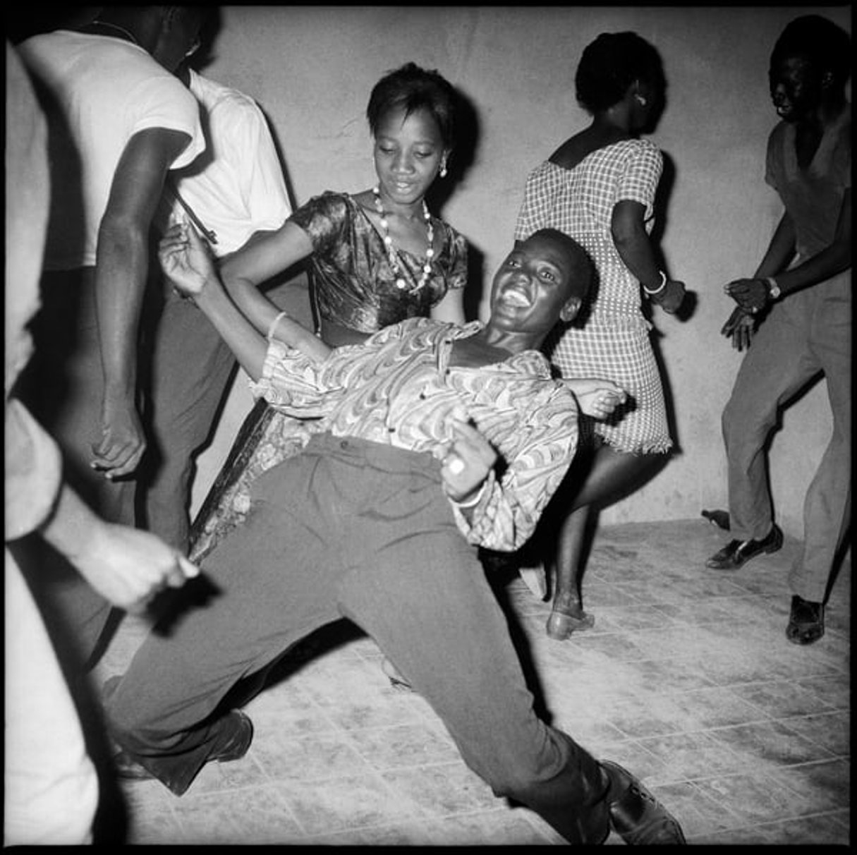 Malick Sidibé, Regardez-moi! , 1962 . © Copyright Rencontres Arles