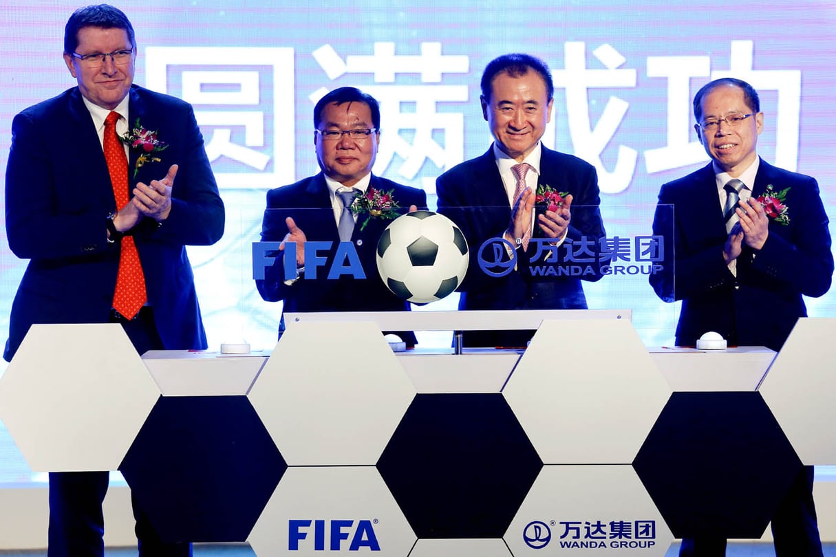 Wang Jianlin (2e à dr.) le 21 mars, à Pékin, lors de l’annonce de la conclusion d’un partenariat stratégique entre le groupe Wanda et la Fifa. © DAMIR SAGOLJ/REUTERS