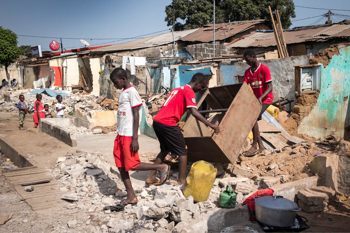 Dans le quartier de Coronthie, des habitants démolissent leurs maisons avant l’arrivée des bulldozers (le 17 février). © SYLVAIN CHERKAOUI POUR J.A.