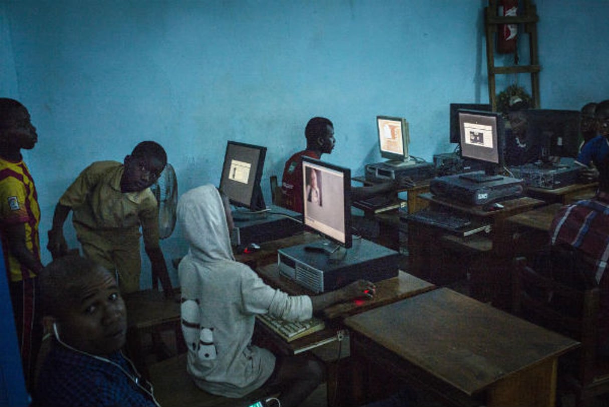 Un cyber dans le quartier d’Adjamé à Abidjan. © Guillaume Binet / MYOP /JA