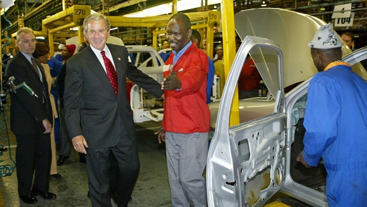 L’ancien président américain George Walker Bush en visite officielle dans l’usine de Ford de Pretoria, le 9 juillet 2003. © J. SCOTT APPLEWHITE/AP/SIPA