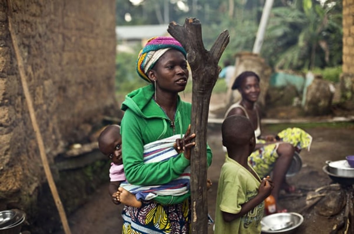 Des Guinéennes dans le village de Meliandou, à 600 km au sud-est de Conakry, en novembre 2014. © Jerome Delay/AP/SIPA
