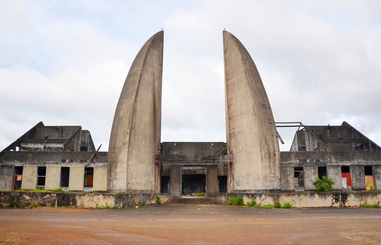 Le Centre international des civilisations bantu (Ciciba), au nord de Libreville, est aujourd’hui occupé par des squatteurs. © CELIA LEBUR/AFP