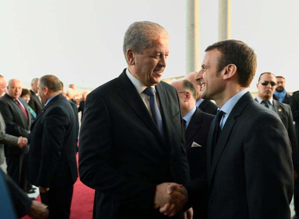 Le Premier ministre algérien et le ministre français de l’Economie et des Finances, Emmanuel Macron, le 9 avril à Alger. © AFP