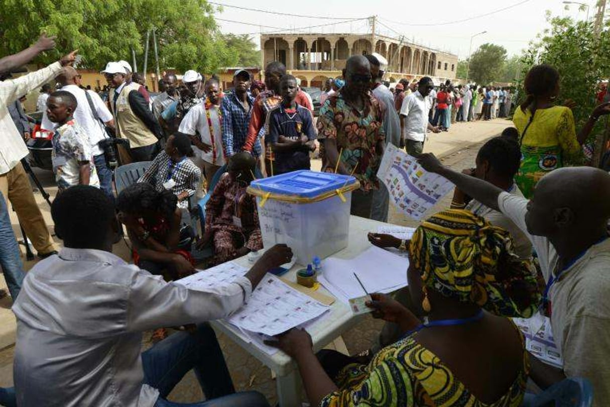 Des Tchadiens attendent pour voter le 10 avril à N’Djamena. © AFP/Issouf Sanogo