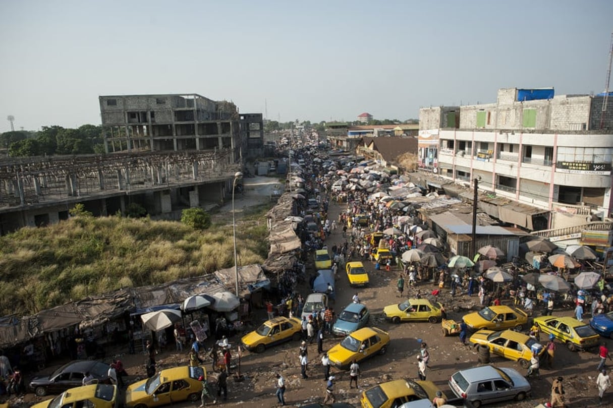 Vue de la gare routière de Conakry en Guinée, le 10 décembre 2012. La Banque mondiale plaide pour des villes africaines ‘abordables, connectées, où il fait bon vivre et qui concentrent l’activité économique’. © Sylvain Cherkaoui pour Jeune Afrique