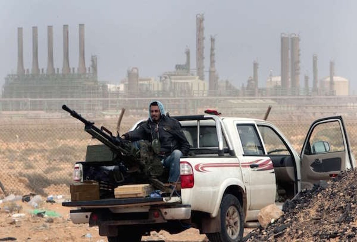 Combattant rebelle posté devant une raffinerie, près de Ras Lanouf dans le nord-est de la Libye, le 5 mars 2011. © Hussein Malla/AP/SIPA
