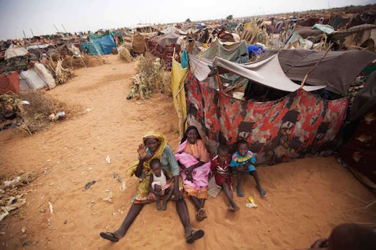 Réfugiés dans le camp de Zam Zam au Soudan. En 2015, l’aide consacrée aux réfugiés a plus que doublé pour atteindre 12 milliards de dollars. © Albert Gonzalez Farran/AP/SIPA
