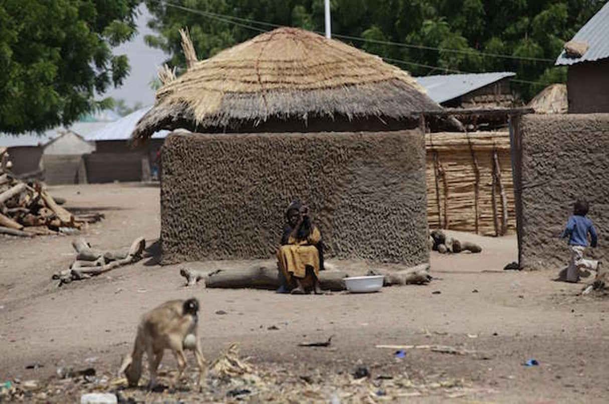 Une femme assise devant sa maison à Chibok, dans le nord-est du Nigeria, le 19 mai 2014. © Sunday Alamba/AP/SIPA