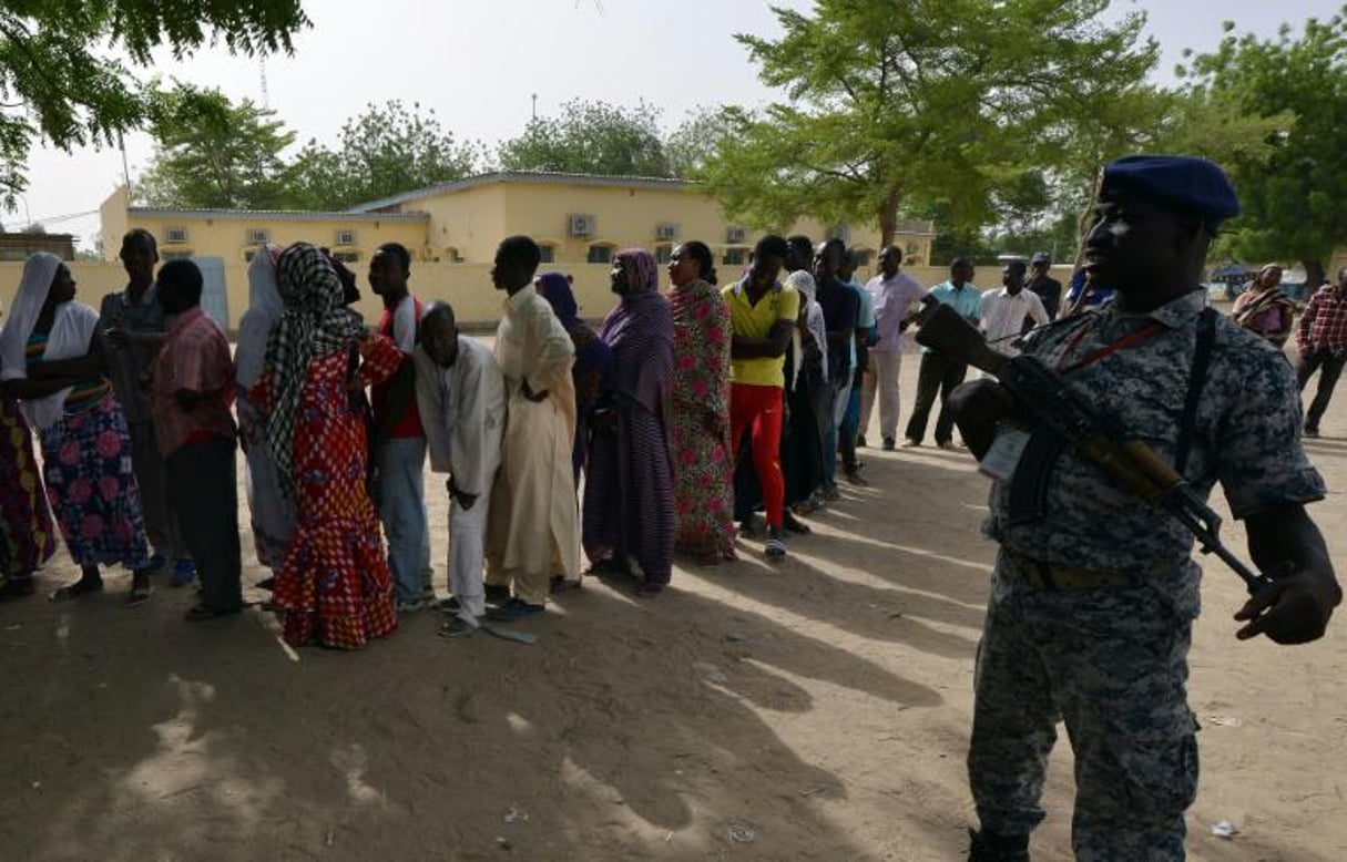 Des Tchadiens attendent pour voter à N’djamena le 10 avril 2016. © Issouf Sanogo/AFP