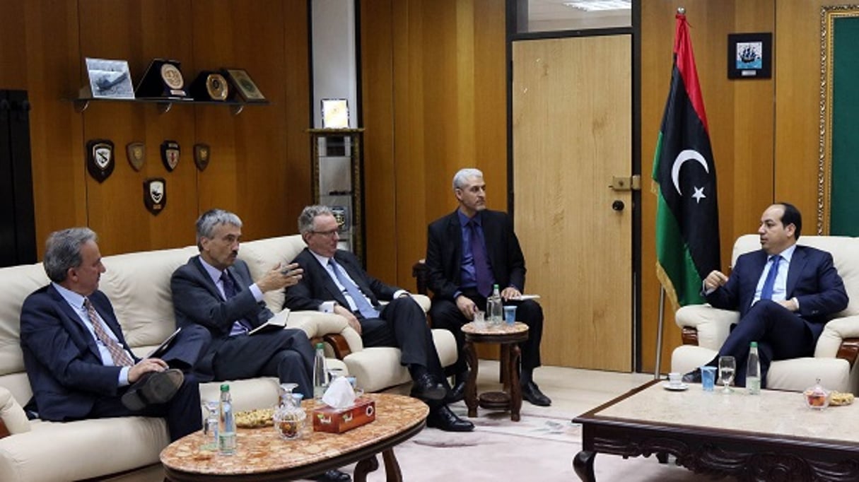 Jose Antonio Bordallo, Peter Millet et Antoine Sivan reçus par le vice-Premier ministtre libyen Ahmad Meitig le 14 avril 2016 à Tripoli © Mahmud Turkia /AFP