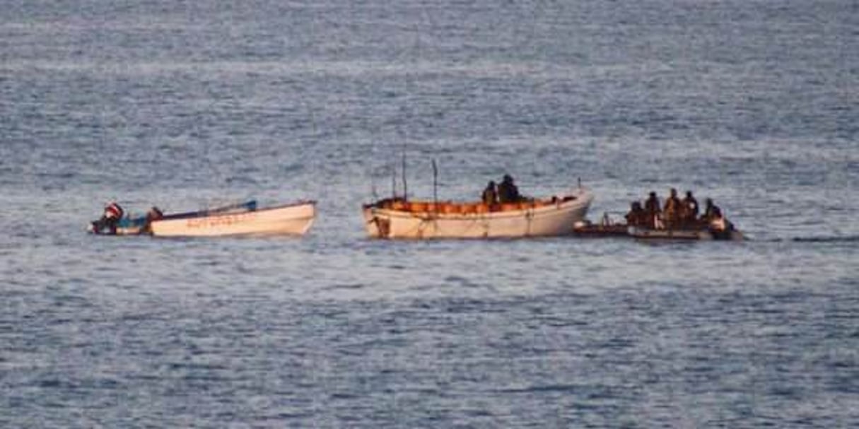 Une embarcation de pirates interceptée par une équipe de la frégate française le FS Nivôse, le 5 mars 2010 au large des côtes somaliennes. © AP/SIPA