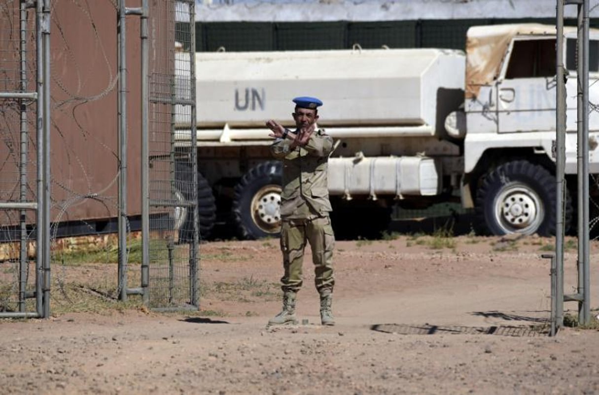 Un membre de la mission des Nations unies au Sahara occidental, devant la base de Bir-Lahlou, au sud-ouest de la ville algérienne de Tindouf, le 5 mars 2016. © Farouk Batiche/AFP