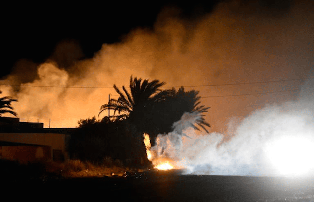 Afrfontements entre habitants et forces de l’ordre sur l’île tunisienne de Kerkennah, dans la nuit du 14 avril 2016. © AFP