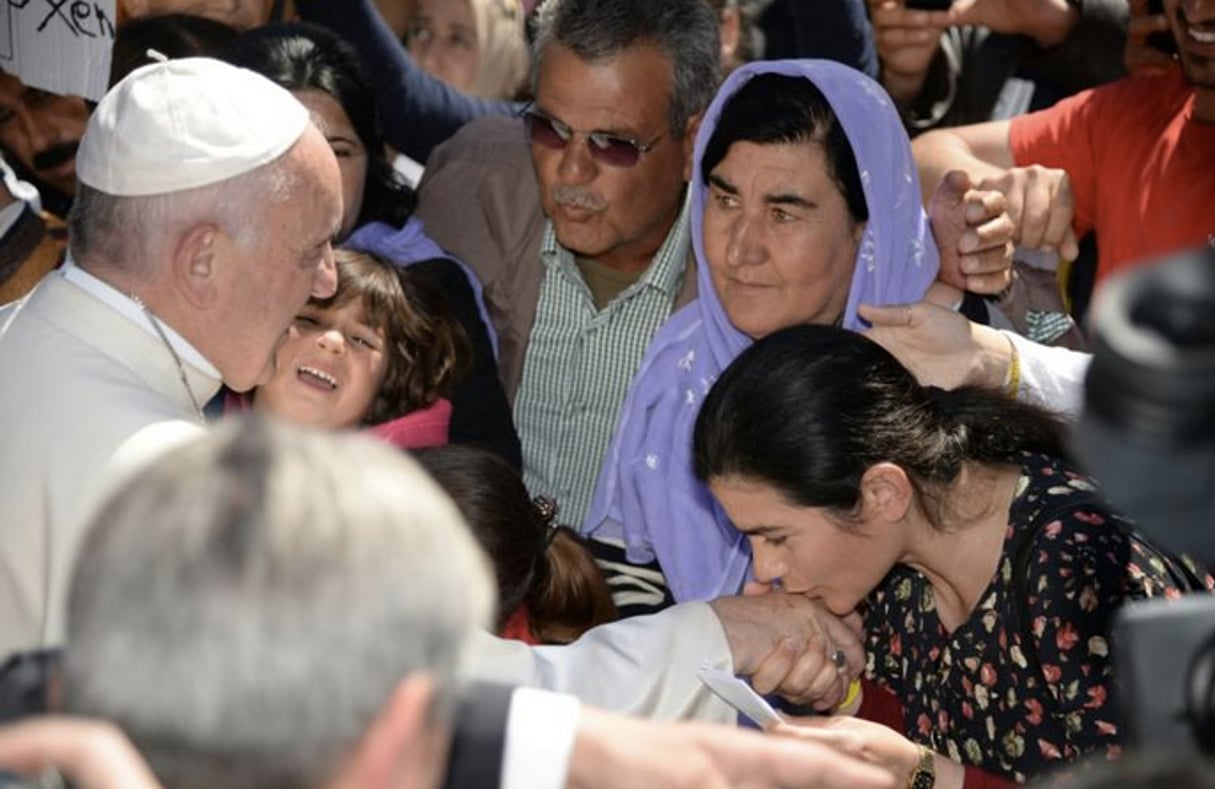 Le pape François avec les migrants dans le camp de Moria sur l’île de Lesbos, le 16 avril 2016. © FILIPPO MONTEFORTE/AFP