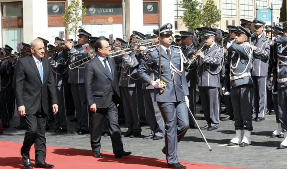 François Hollande passe les troupes en revue à son arrivée à Beyrouth le 16 avril 2016 en compagnie de Nabih Berri (l), président du Parlement libanais. © Anwar Amro/AFP