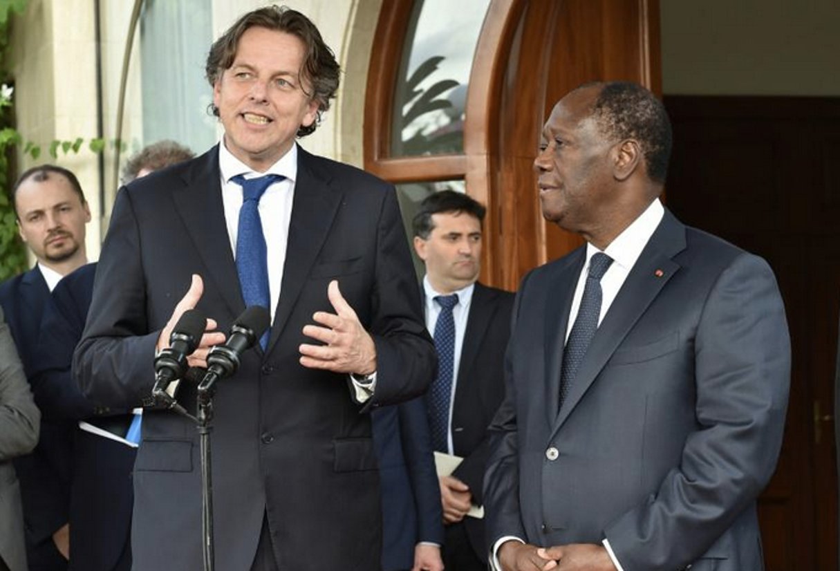 Alassane Ouattara reçoit le ministre néerlandais des Affaires étrangères et ancien chef de la mission de l’ONUCI, Bert Koenders, à Abidjan le 16 avril 2016. © Issouf Sanogo/AFP