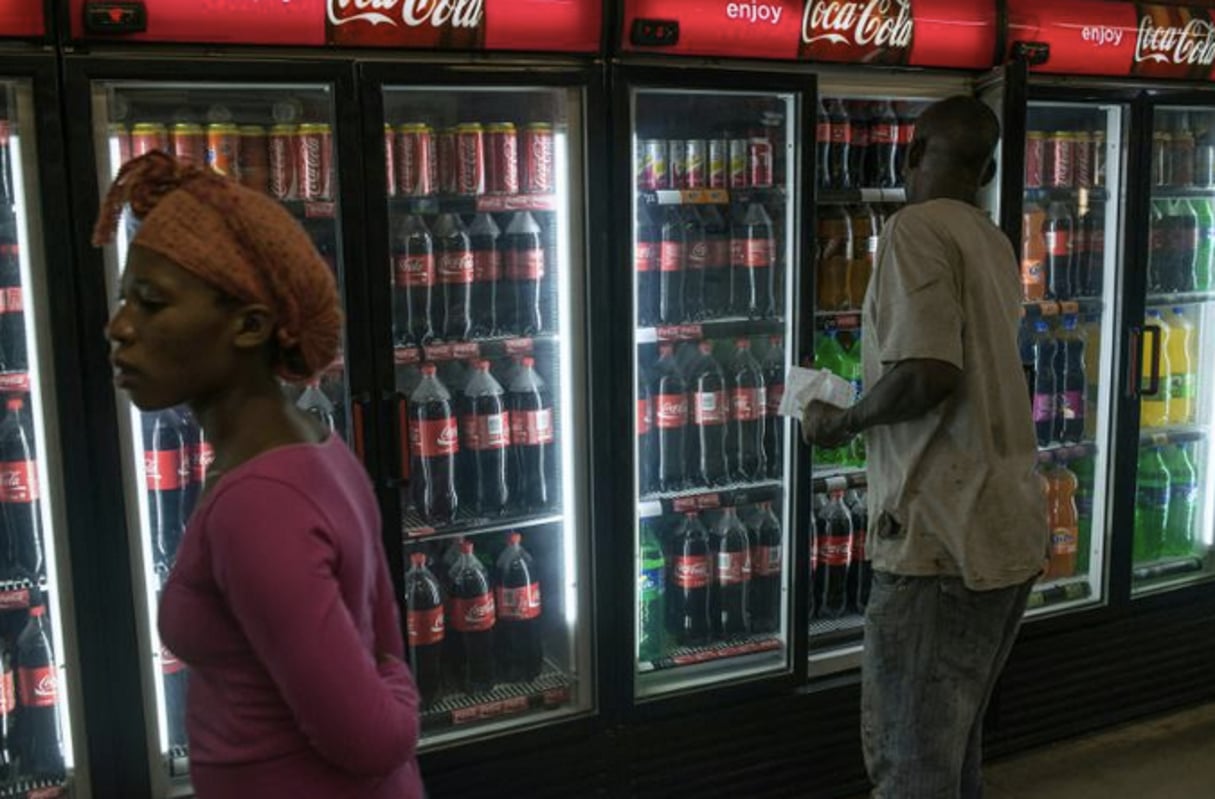 Des Sud-Africains devant des distributeurs de soda à Zandspruit, près de Johannesburg, le 15 mars 2016. © Mujahid Safodien/AFP