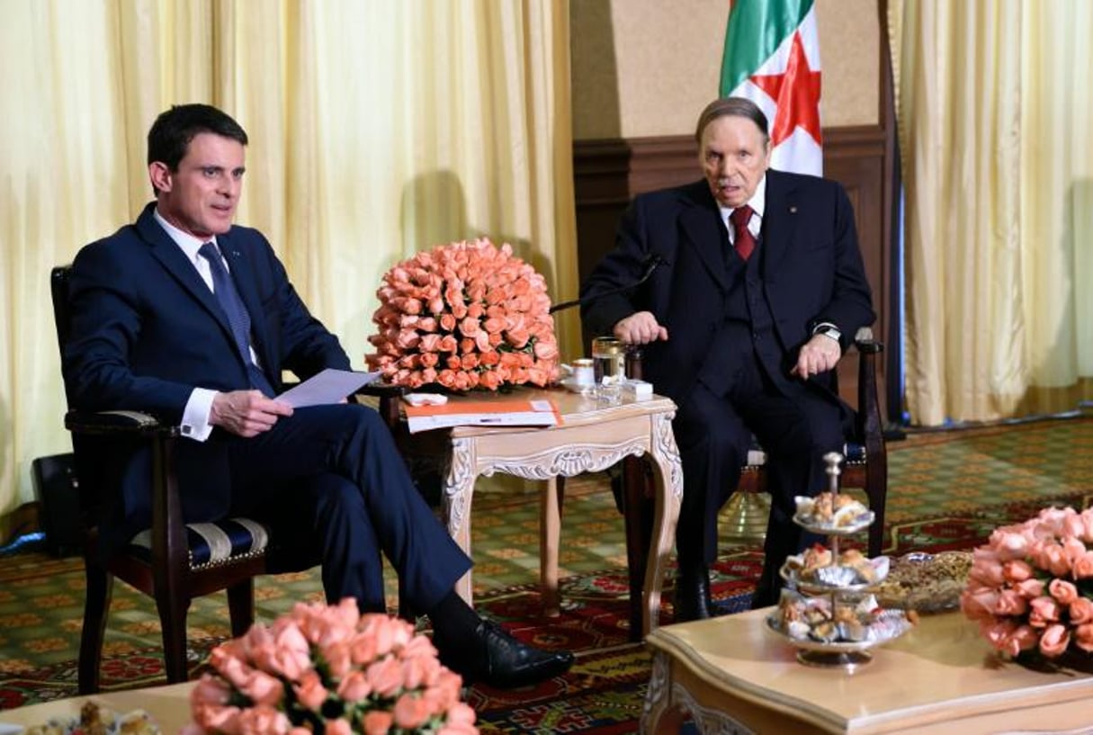 Le Premier ministre français Manuel Valls (G) et le président algérien Abdelaziz Bouteflika, lors de la rencontre où a été prise la photo qui a mis le feu aux poudres, le 10 avril 2016 à Zeralda. © AFP