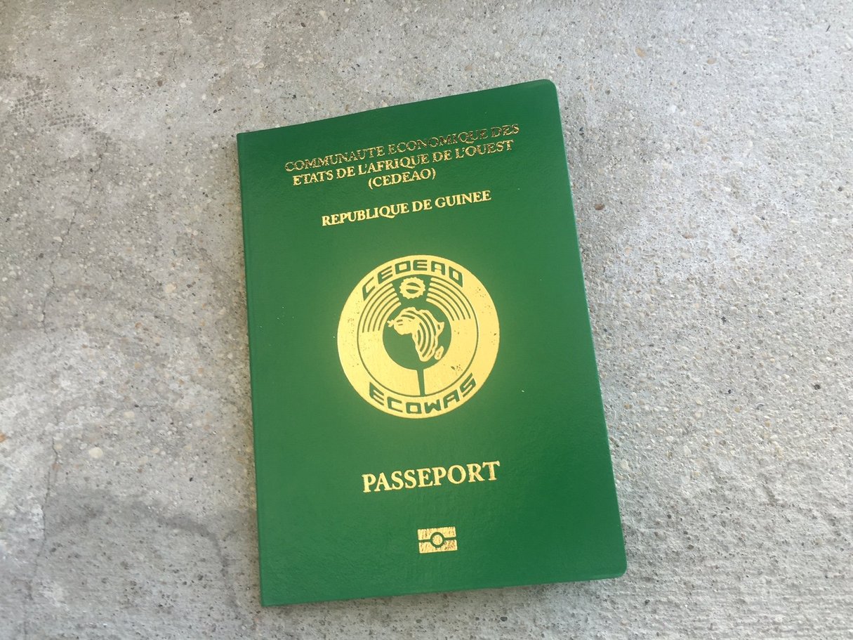 Un passeport guinéen. © DR