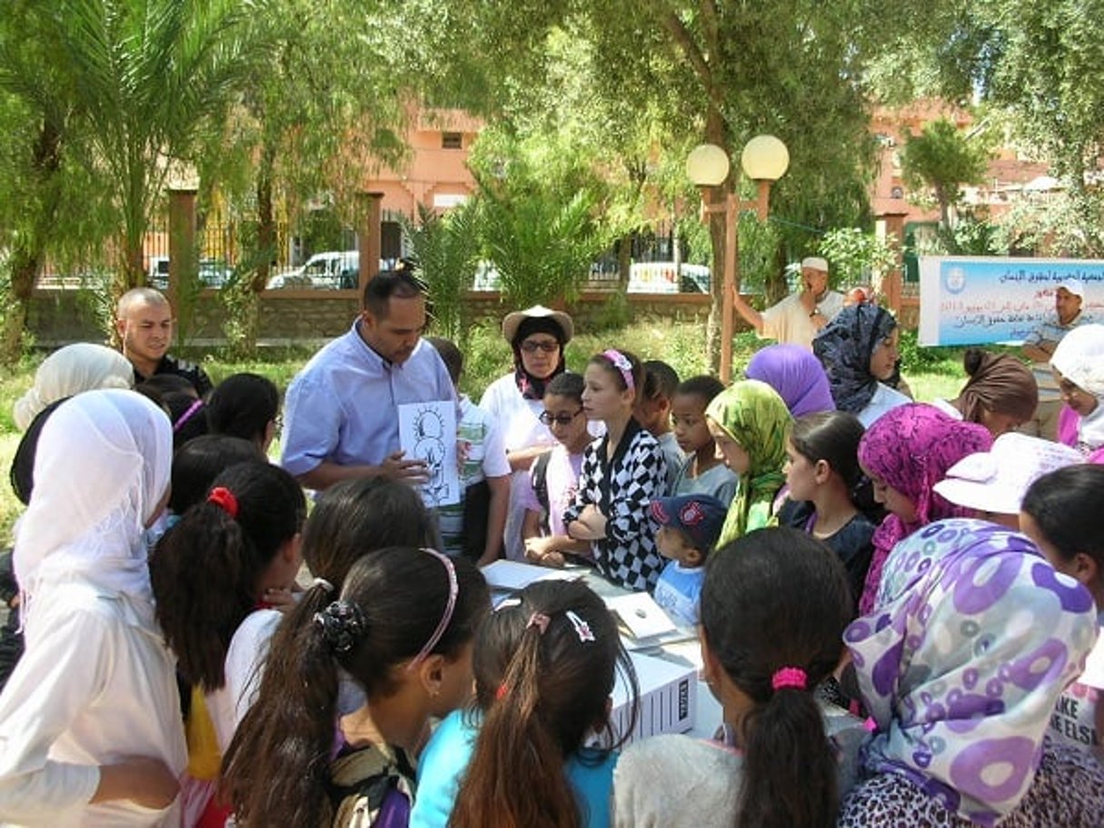 Khadija Haddane assiste à une activité pour les enfants de l’école primaire de Tinghir, organisée par l’association marocaine des droits de l’homme (AMDH) à Tinghir. © AMDH