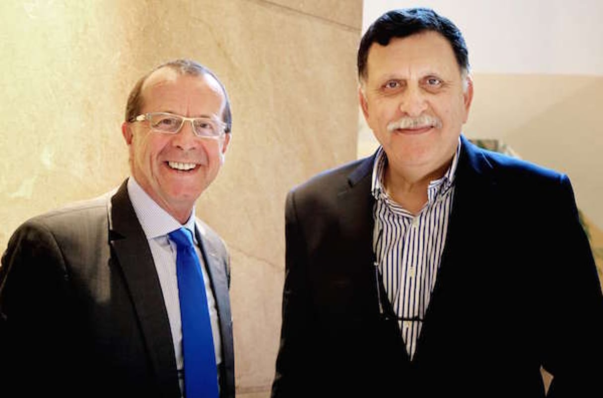 L’émissaire de l’ONU à Tripoli Martin Kobler (à gauche) et le Premier ministre libyen Fayez Serraj () droite), au Caire, en Egypte le 17 février 2016. © Maggie Michael/AP/SIPA