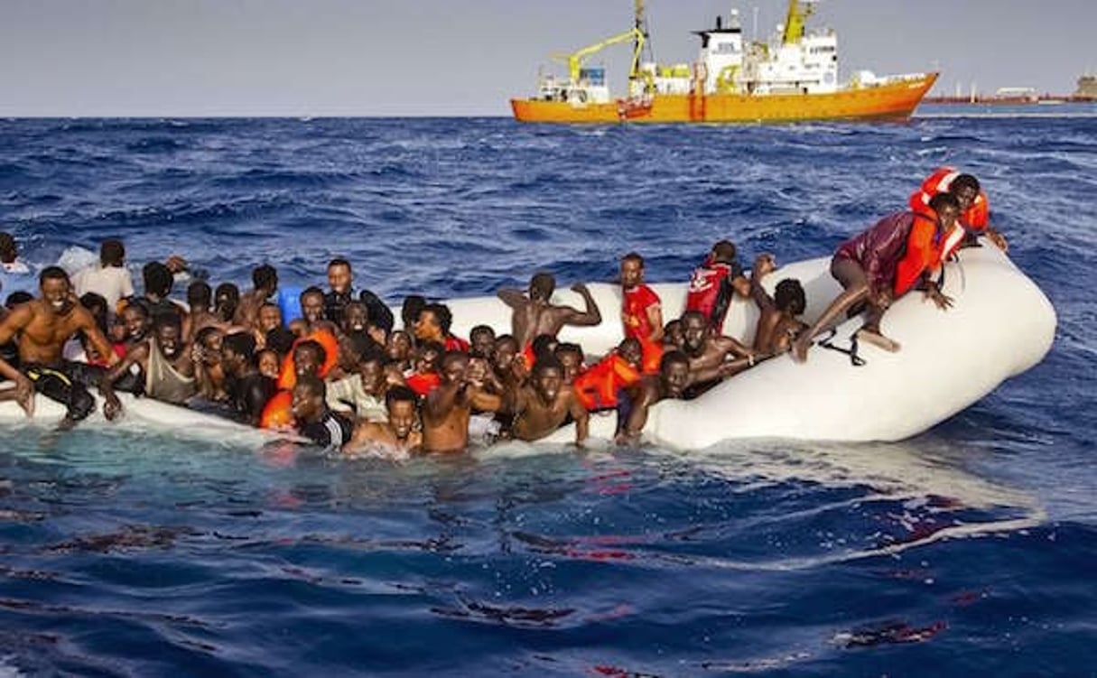 Une embarcation de migrants en train d’être secourus, au large de l’île italienne de Lampedusa, le 17 avril 2015. © Patrick Bar/AP/SIPA