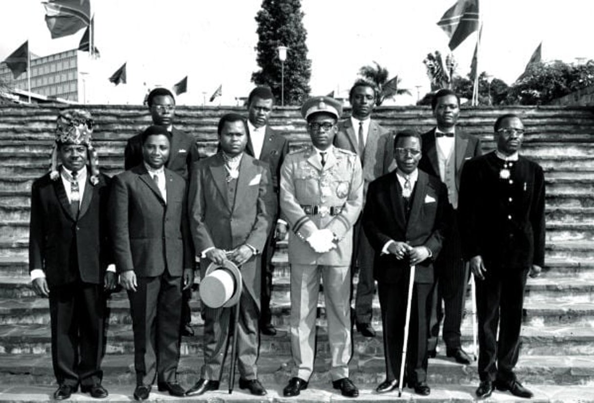 Le lieutenant général Mobutu( (au centre) vers 1966. A sa croite, Etienne Tshisekedi, son ministre de l’Intérieur © Congo-star Kinshasa/archives J.A.