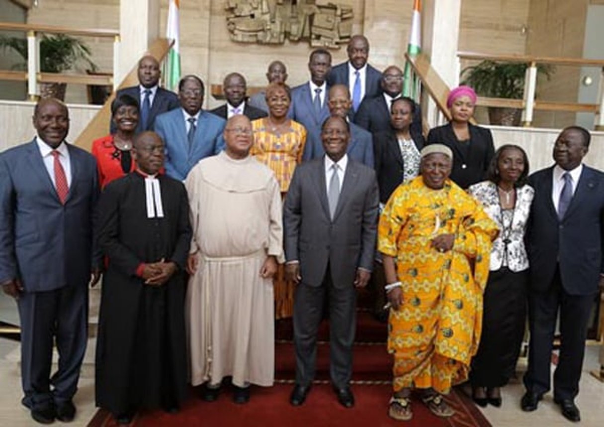 Le président Alassane Ouattara et les membres de la Conariv, le 19 mars 2016. © www.presidence.ci