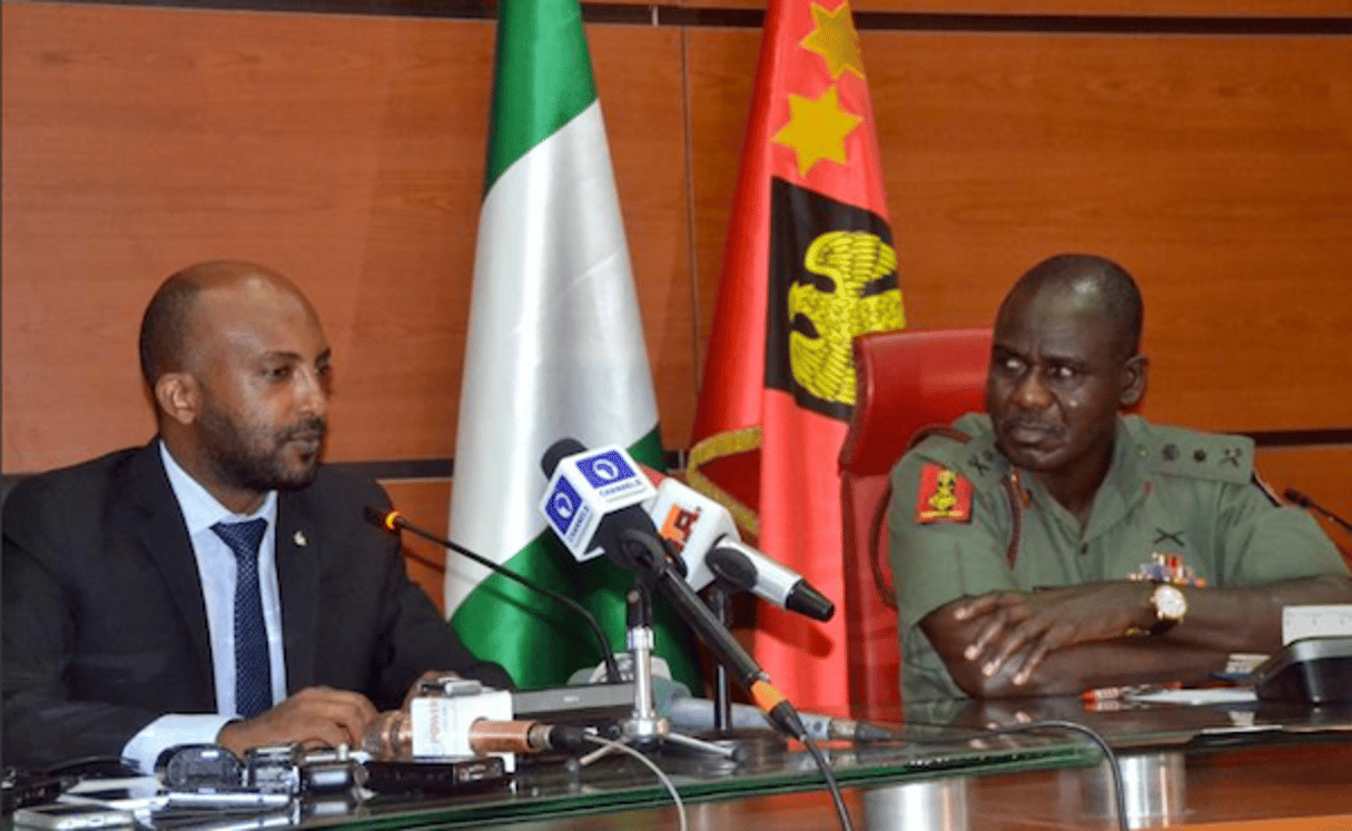 Le général Tukur Yusuf Buratai, chef d’état-major des armées nigérianes et Netsanet Belay, directeur d’Amnesty International pour la recherche et le plaidoyer en Afrique, au siège de l’armée à Abuja, le 18 février 2016. © AFP