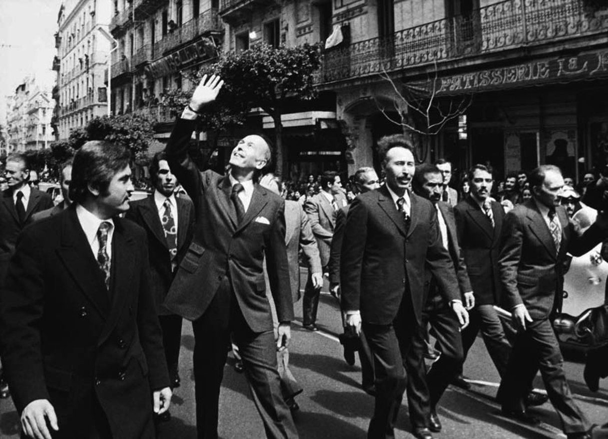 Giscard d’Estaing et Boumédiène dans les rues d’Alger, en avril 1975. © KEYSTONE FRANCE/GETTY IMAGES