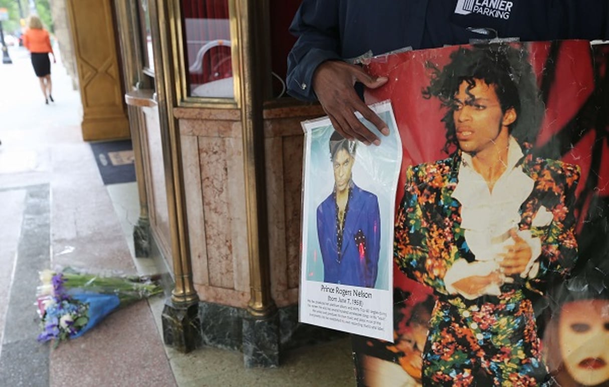 À Atlanta, hommages spontanés au chanteur Américain Prince,  mort le 21 avril 2016 © Ben Gray/AP/SIPA