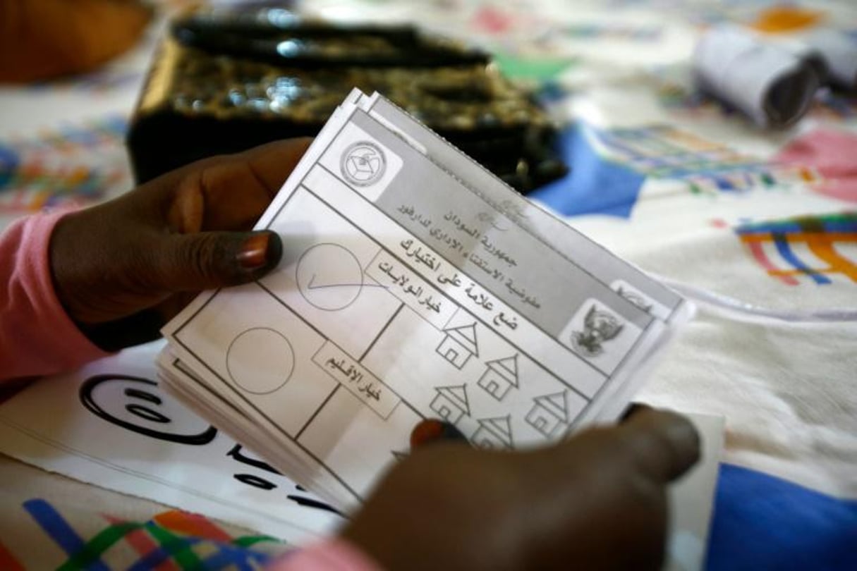 Le décompte des bulletins après le référendum sur le maintien de la structure du Soudan en cinq Etats, à El-Fasher, le 14 avril 2016. © Ashraf Shazly/AFP