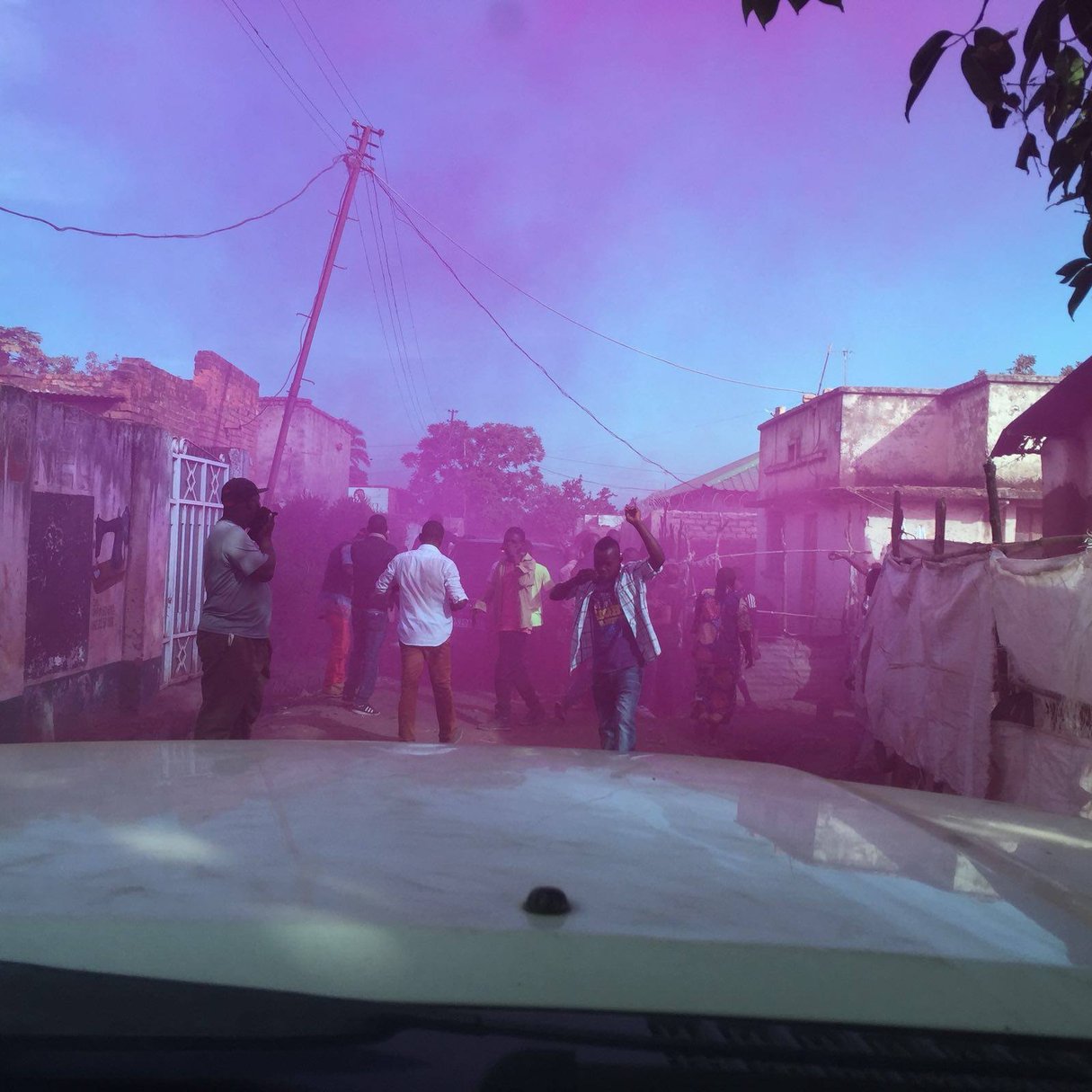 Des manifestants se cachent le nez après les tirs des grenades lacrymogènes, le 24 avril 2016 à Lubumbashi. &copy; DR