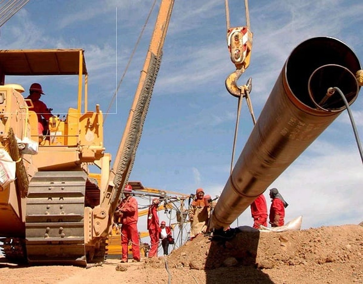 Ouvriers chinois installant un pipeline au Kazakhstan. © AP/SIPA